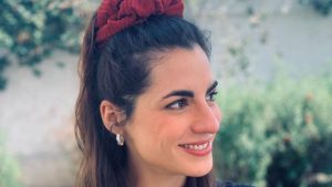 ¿Lo notaste? El drástico cambio de look que presentó Carmen Zabala en primer spot de Hijos del Desierto