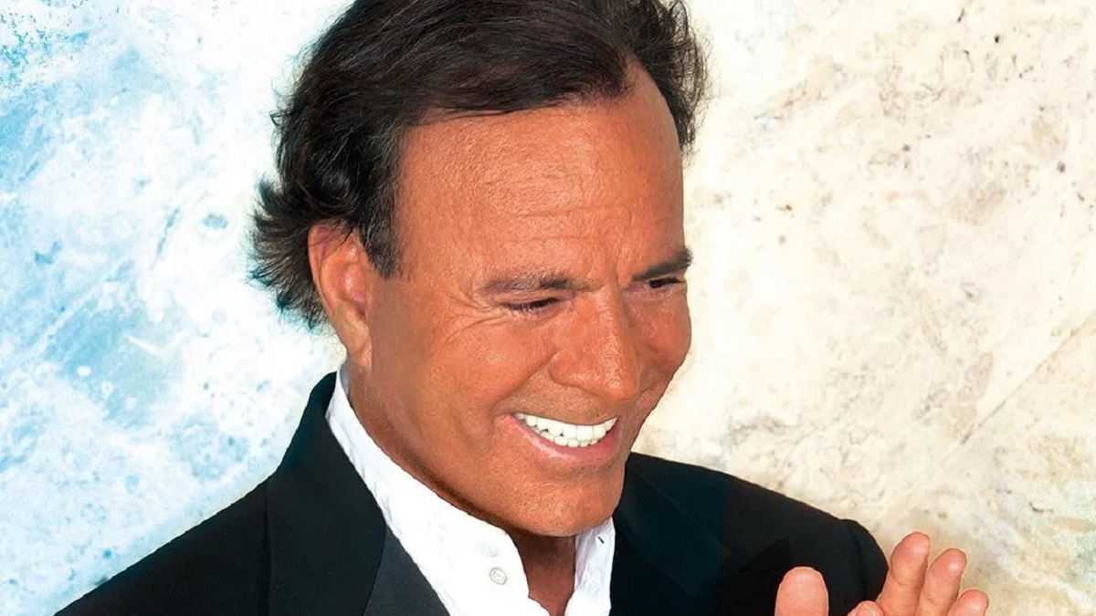 Se termina julio y nos despedimos momentáneamente de los memes de Julio Iglesias