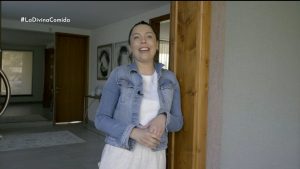 ¡Todo en blanco y con espejos! Daniela Aránguiz sorprendió con particular colección en La Divina Comida