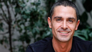 Rodrigo Jarpa lanza libro para abordar la educación sexual en niñas y niños