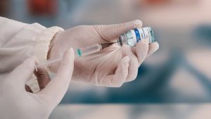 Ministra Yarza y quinta dosis: “estamos decididos a hacerlo este año, de todas maneras"