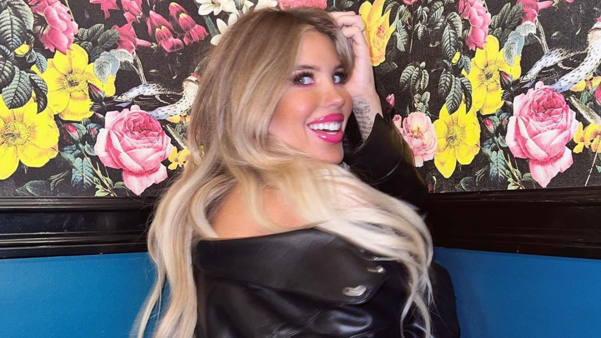 Coté López sorprende con nuevo look en inauguración de su tienda