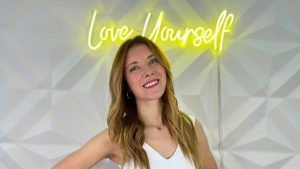 Carla Jara enamora a sus fans al mostrar su tonificado abdomen con natural foto