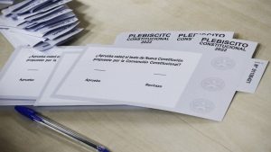 Matrimonio llega a votar en trajes de dinosaurio y doctor plaga