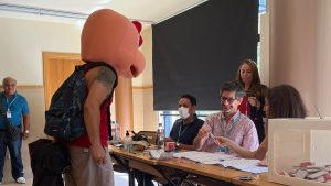 ¡Infaltables! Los disfraces que se robaron las miradas en las votaciones del plebiscito de salida