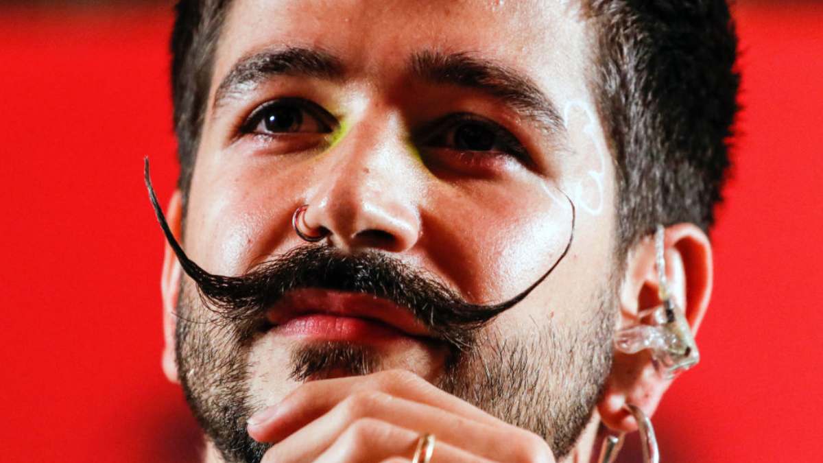La llamativa razón por la que Camilo actúa descalzo