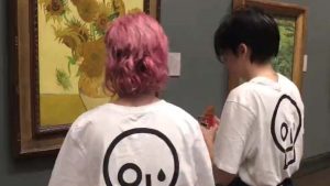 Dos activistas lanzan sopa de tomate a una importante pintura de Van Gogh en Londres