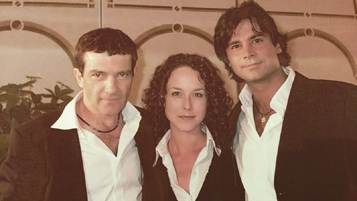 Felipe Camiroaga con su hermana y Antonio Banderas