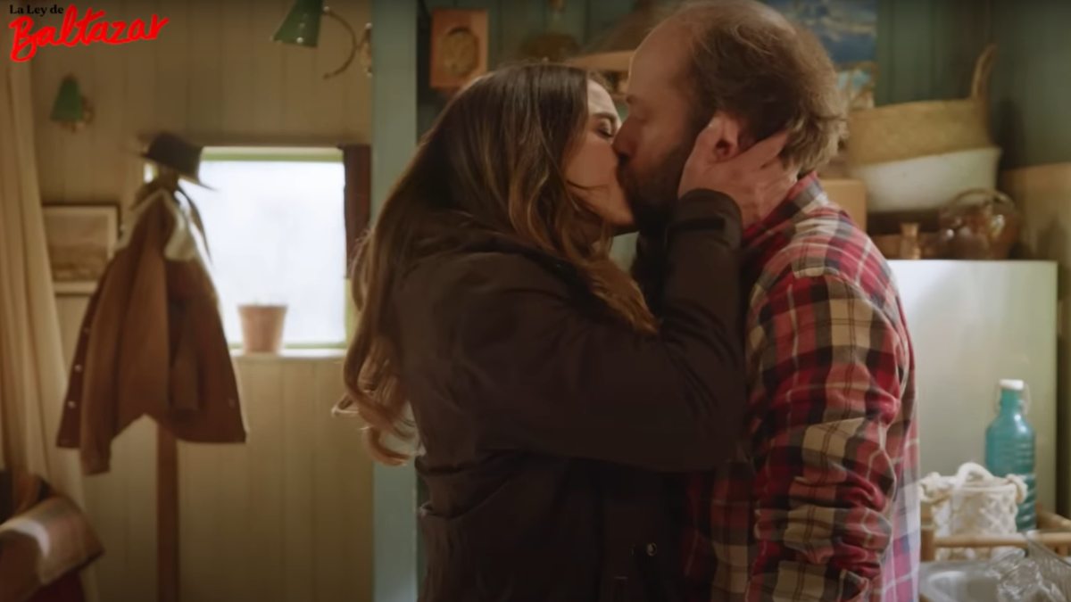 El beso de Sofía y Manolo en La Ley de Baltazar que generó varias reacciones