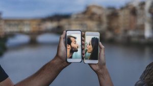 Características de las parejas que (sobre) comparten su amor en las redes sociales