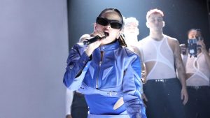 ¿Hasta donde llega el amor? Fan golpea a Rosalía con ramo de flores en pleno concierto y ella reacciona