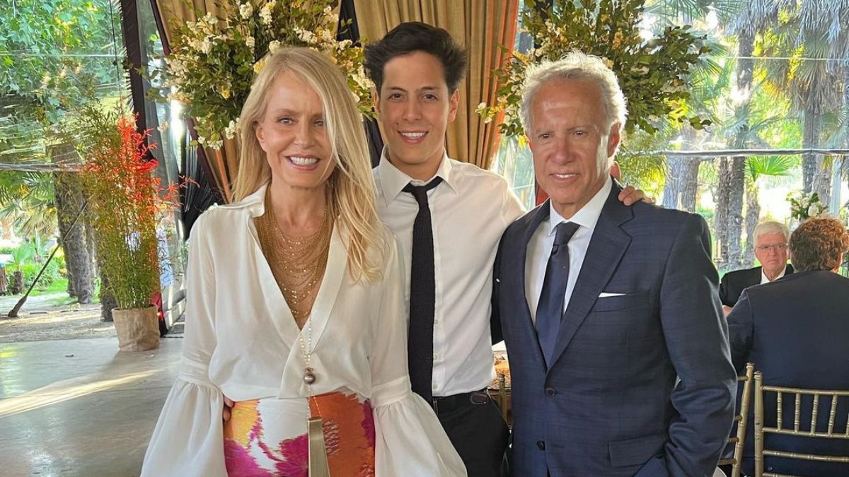 Con tonos claros: Cecilia Bolocco muestra el especial outfit que usará en una ceremonia de su hijo