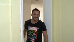 Francesco Gazzella mostró su departamento y gustos secretos: "Soy fanático de Batman"