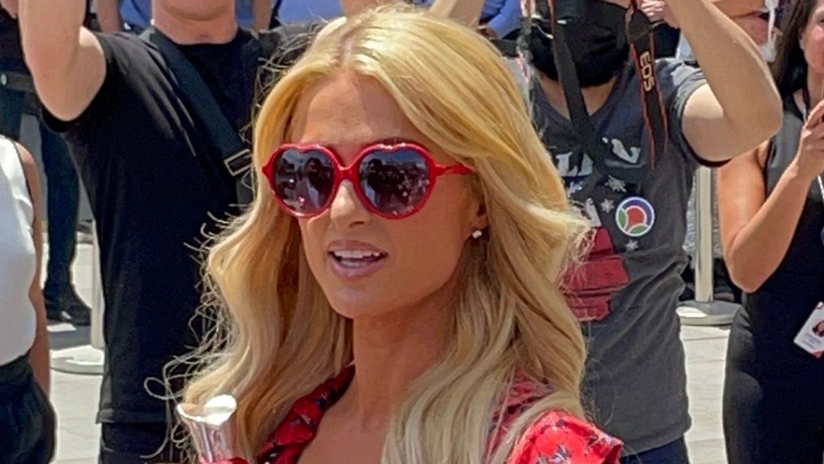 Paris Hilton causa euforia en mall capitalino: Tuvo que retirarse del lugar