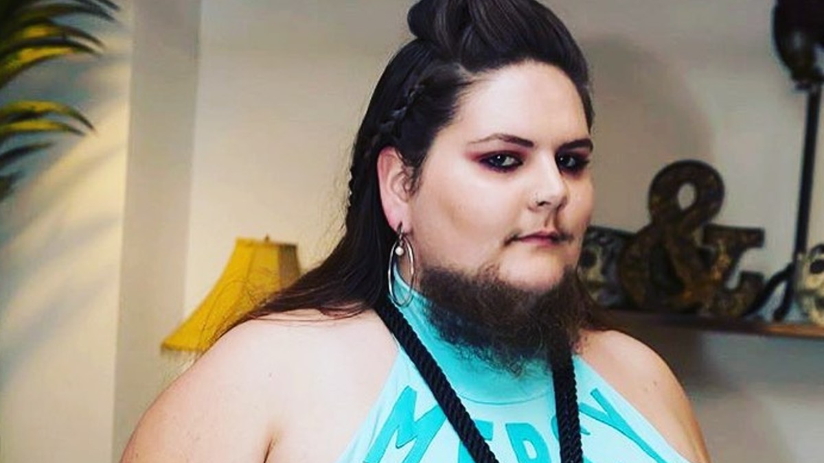 Mujer deja crecer su barba y se vuelve viral en TikTok: "Me siento más sexy que nunca"