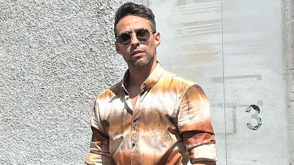 Jorge Valdivia luce su tonificado abdomen con veraniega foto en traje de baño