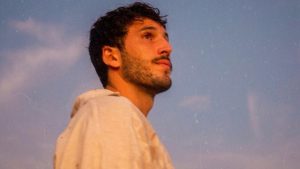 "Es emocionante verme": Sebastián Yatra estrenó el video de Básicamente
