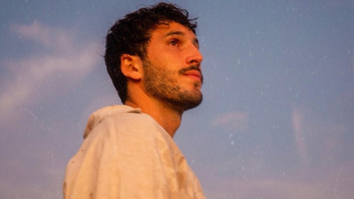 "Es emocionante verme": Sebastián Yatra estrenó el video de Básicamente