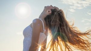 5 trucos para cuidar tu cabello en verano si lo tienes teñido