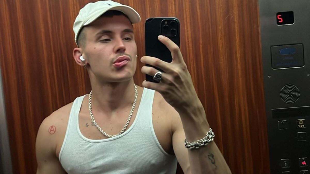 Con los pantalones abajo: Arón Piper se roba todas las miradas con atrevida sesión de fotos