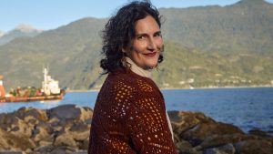 Arriba de una micro: Francisca Imboden impacta con especial foto junto al elenco de La Ley de Baltazar