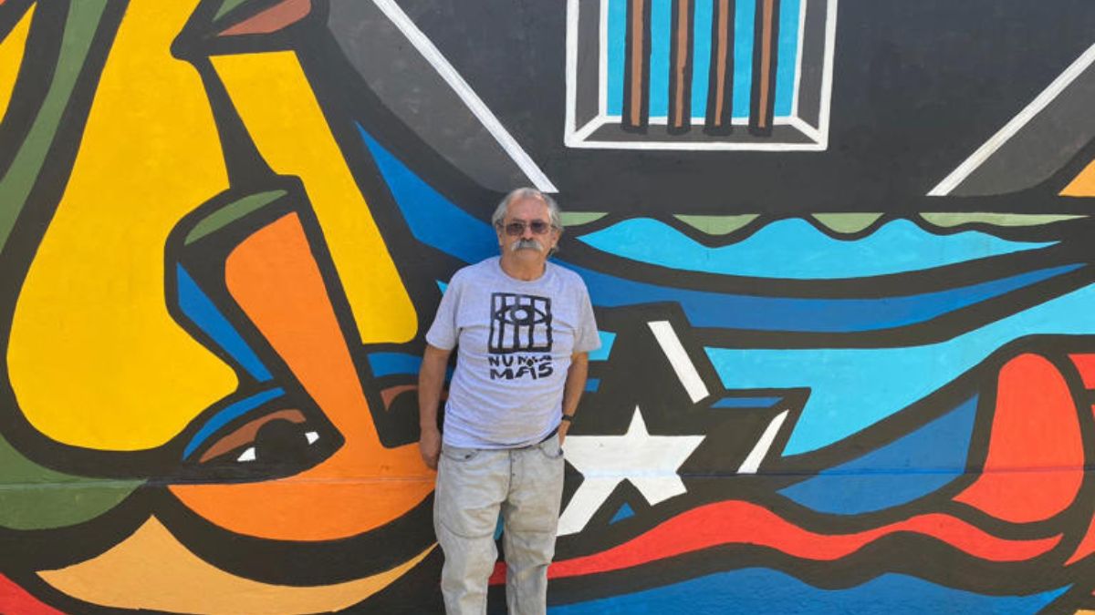 Mon Laferte y 'Mono' González inauguran mural en el Estadio Nacional