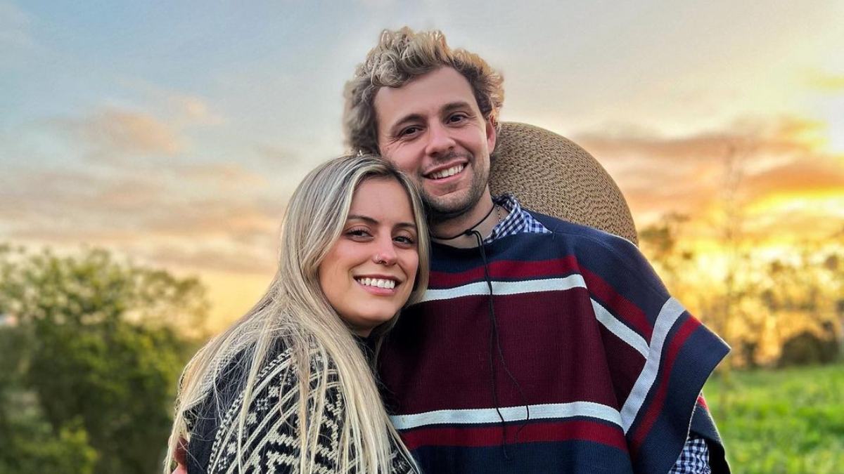 Se veían increíbles: El relajado look de Joaquín Méndez y su polola en un matrimonio