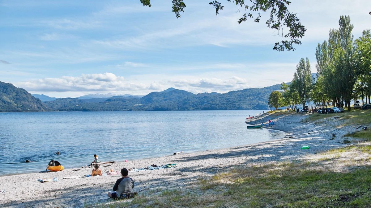 Aguas cristalinas y cerros verdes: El camping con la mejor vista del sur de Chile
