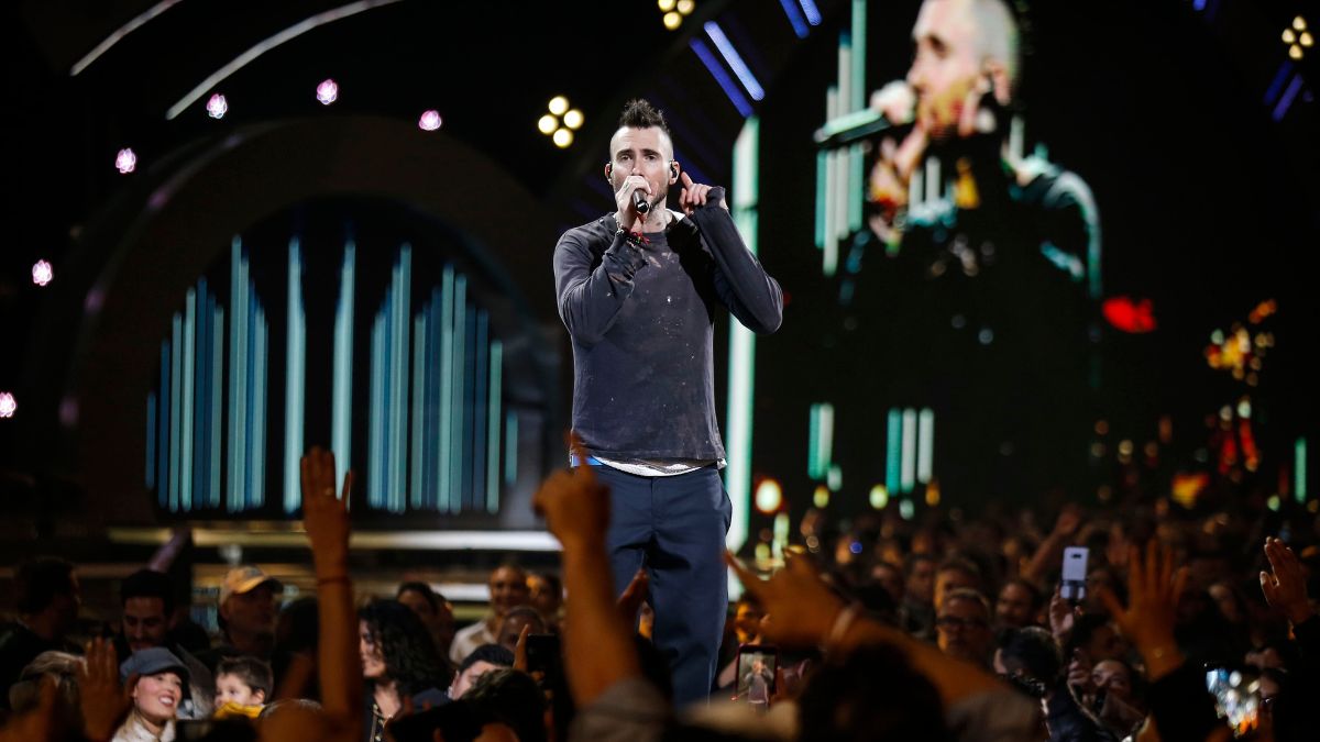 “Aprende mañoso”: Los chilenos obligan a Adam Levine a cerrar sus comentarios tras la presentación de Karol G en Viña 2023