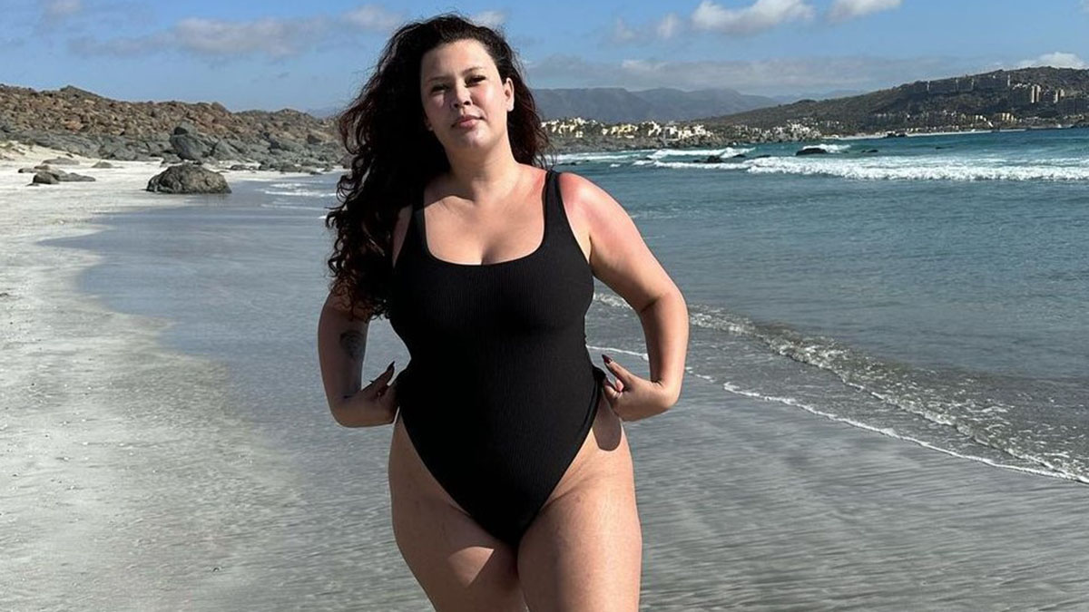 "Al natural, sin tanta pose, bella": Michelle Carvalho posó en traje de baño y se llenó de elogios en redes