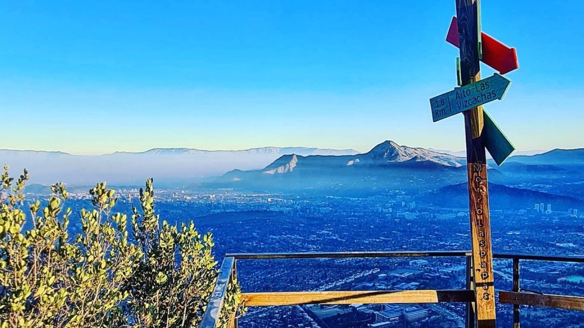 Un trekking fácil con una vista panorámica: El cerro que debes visitar en Santiago