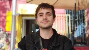 ¿Harry Styles versión chileno? Francisco Dañobeitía se luce cantando Late Night Talking