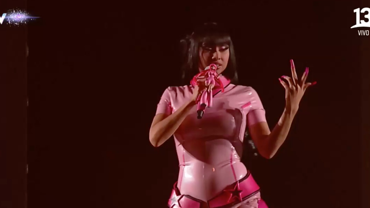 Con gran escenografía y con una muñeca de micrófono: Así fue el gran paso de Paloma Mami en Viña 2023