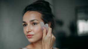 Cómo lavar tu piedra Gua Sha o rodillo facial: la herramienta para combatir las arrugas