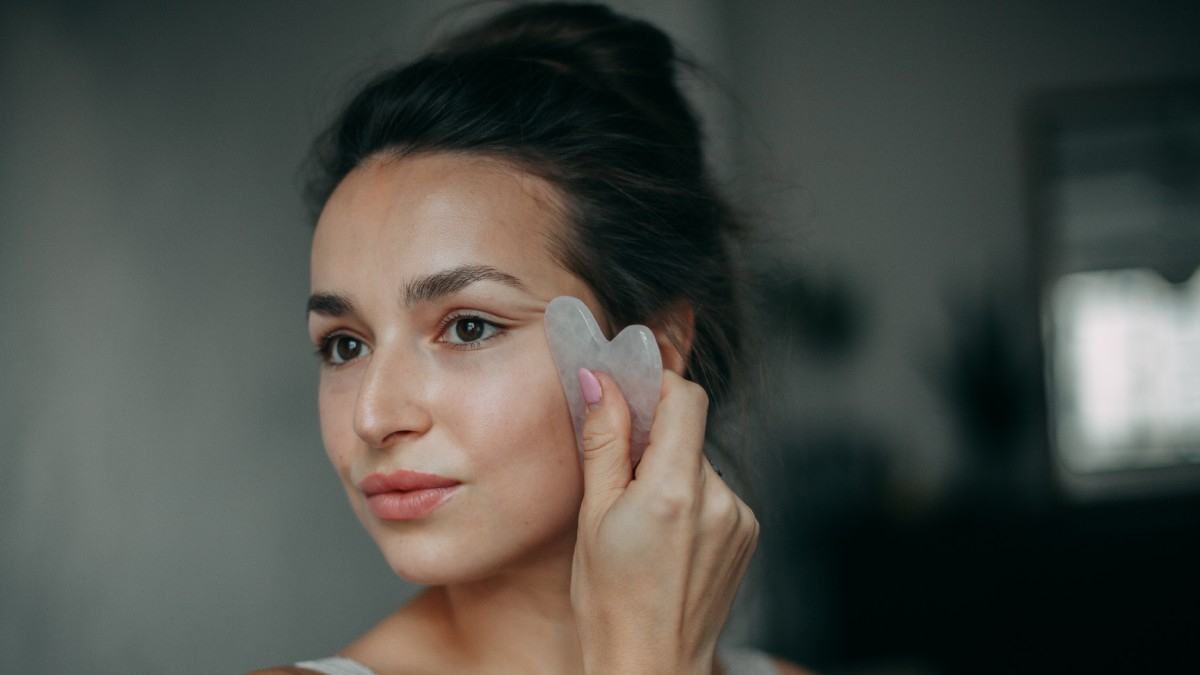 Cómo lavar tu piedra Gua Sha o rodillo facial: la herramienta para combatir las arrugas