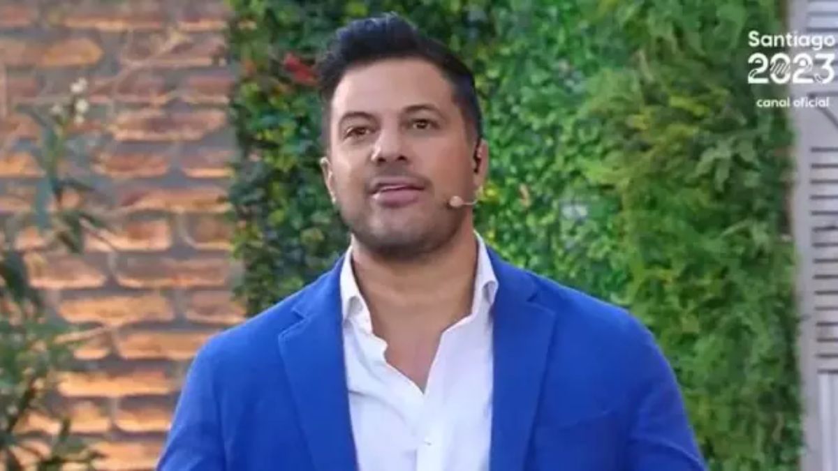 "Tienen menos poder de retención que un cotonito": el palito de Simón Oliveros por la masiva salida de rostros de Mega