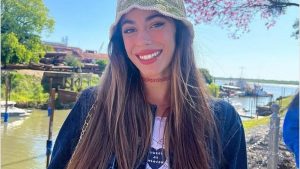 Cotonitos, dulces y mucho maquillaje: ¿Qué lleva Tini en su cartera?