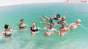 ¡Lo darán todo! Así será el viaje de 40 solteras que prepara un famoso chileno a Río de Janeiro