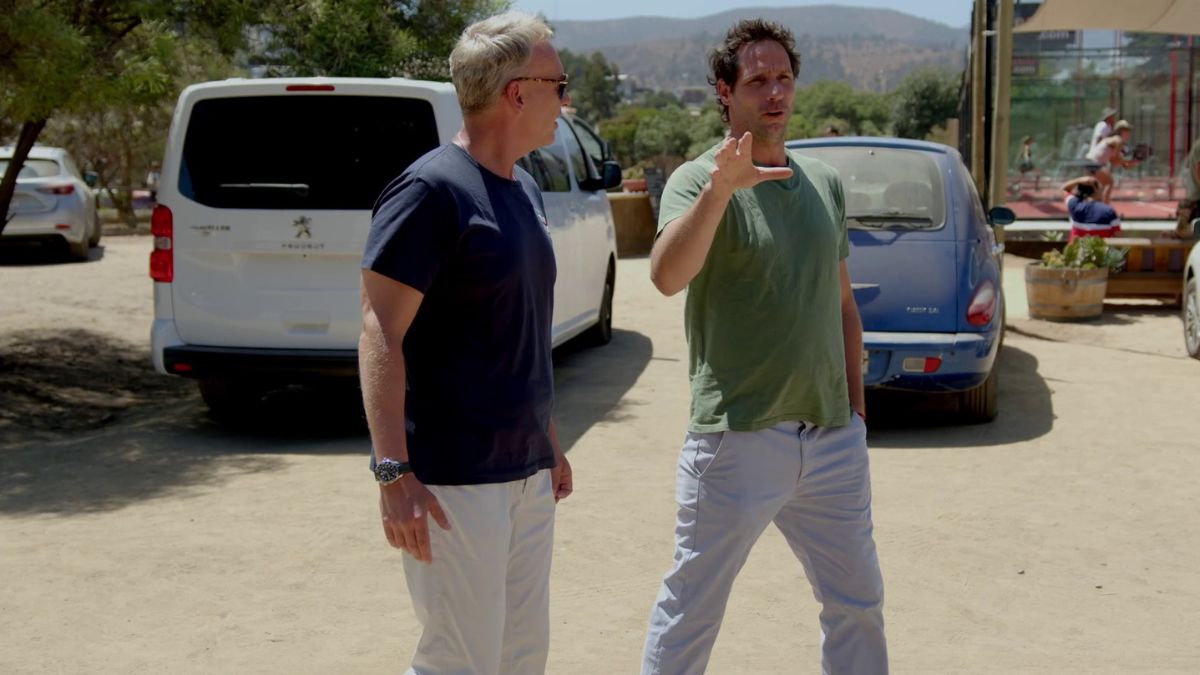 Hecha solo de madera: Gonzalo Valenzuela mostró los rincones más íntimos de su gran casa en Maitencillo