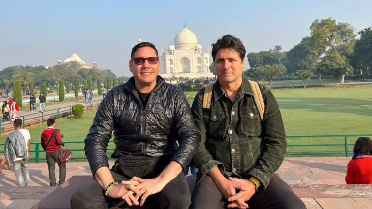 Pancho Saavedra y Jorge Zabaleta vuelven a Chile tras su fatal viaje por Etiopía: Arribaron en silencio y escoltados por policías