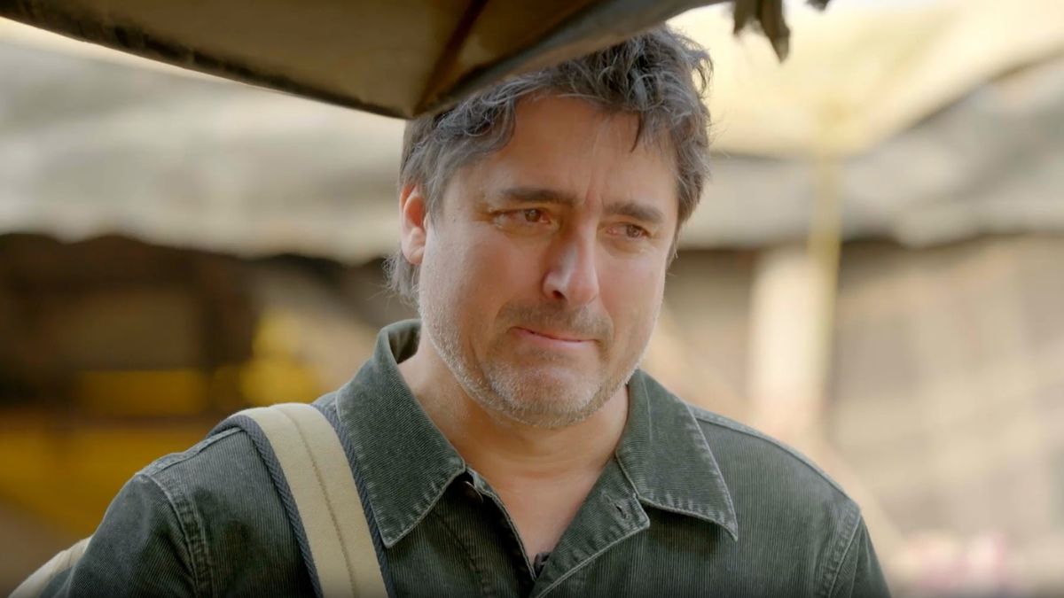 La ingeniosa técnica de Jorge Zabaleta para lavar ropa sobre un auto: creó una lavadora automática casera