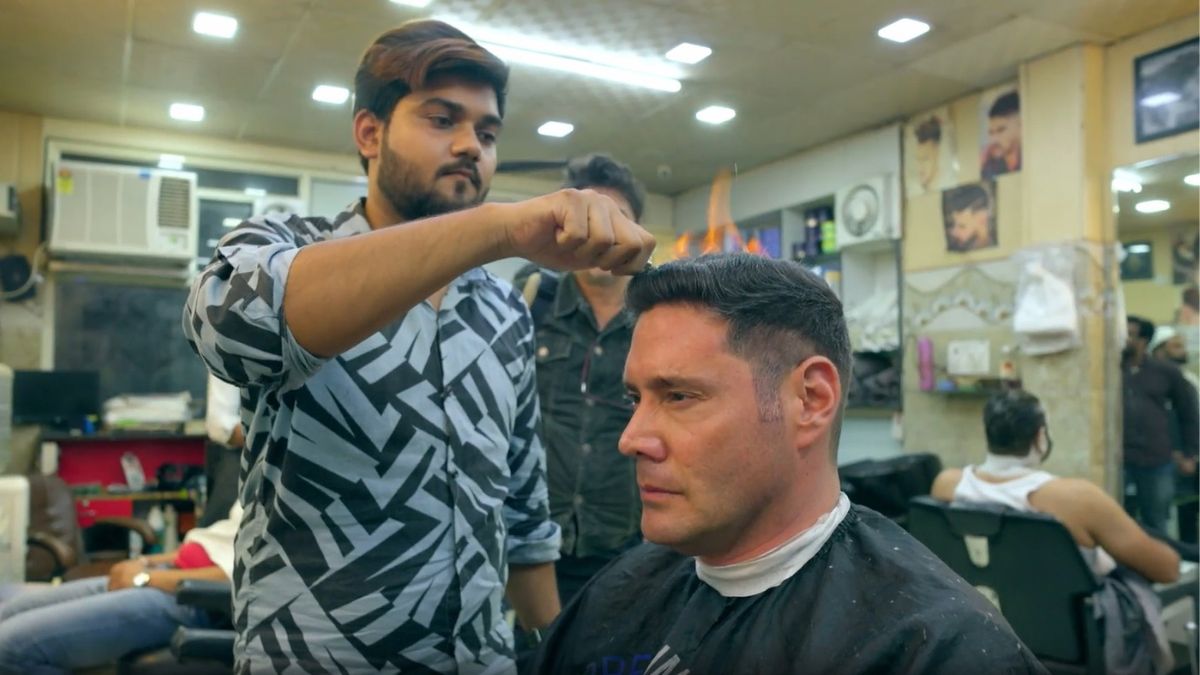 "Casi me morí": Pancho Saavedra se somete a peligroso método de corte de pelo y termina mal