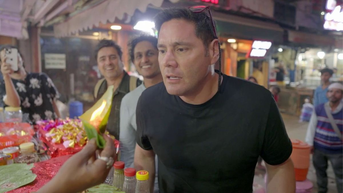 En una de las capitales más pobladas del mundo: Pancho Saavedra vive peligroso momento en su viaje por la India