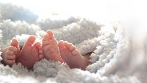 Mamá de gemelos no puede identificar cuál es cuál: historia se volvió viral en Twitter