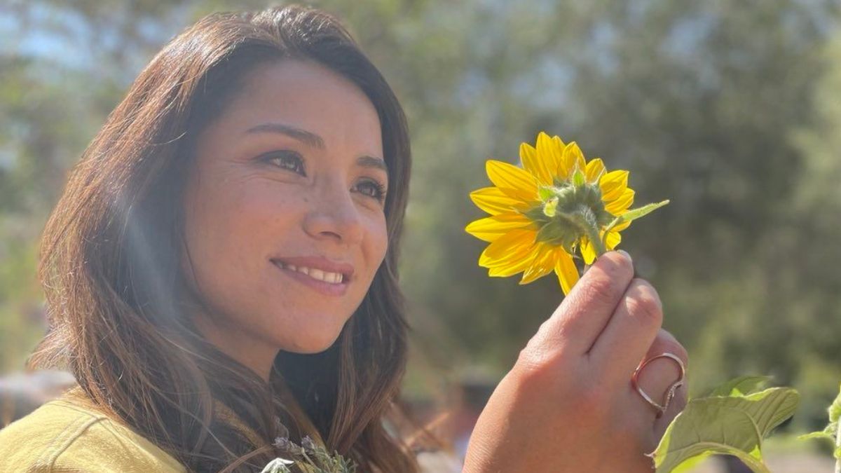 Con una escoba y una botella: Así es la lavadora artesanal de Loreto Aravena