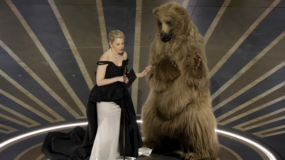 Elizabeth Banks y un oso
