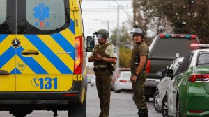 Carabinero es brutalmente apuñalado tras sufrir abordazo en La Florida: le robaron su arma de servicio