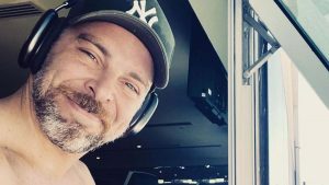 José Antonio Neme posó sin polera desde Dubái y elevó la temperatura en sus redes