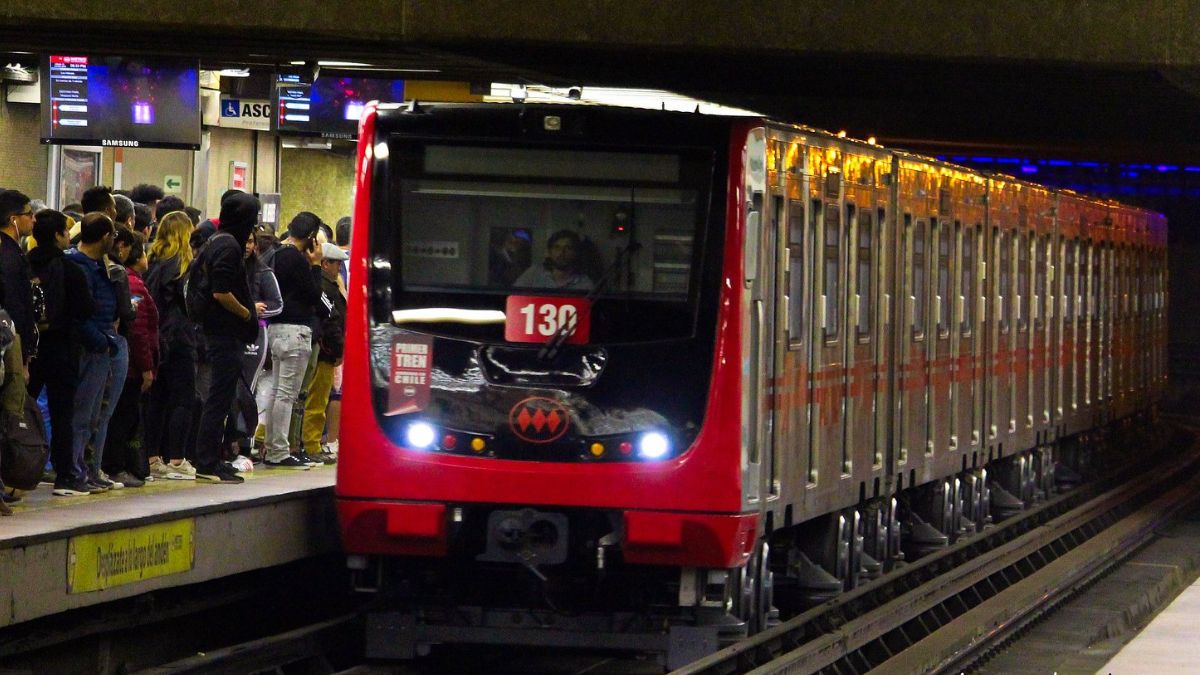 Inesperado: niño celebró su cumpleaños con decoración enfocada en el Metro de Santiago y la empresa respondió