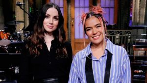 Con nuevo look y un potente mensaje: Así fue el debut de Karol G en SNL